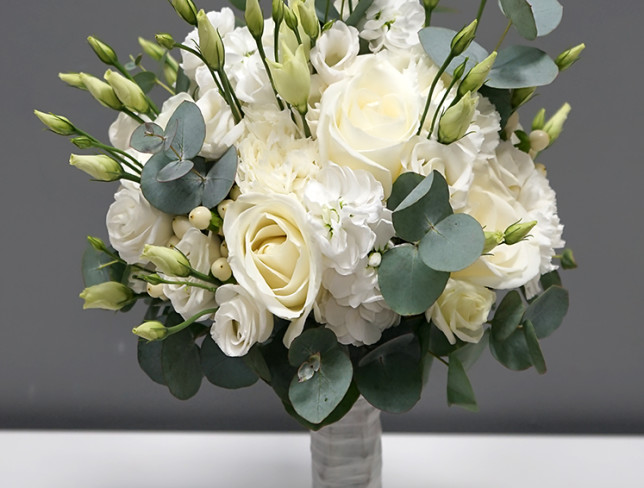 Buchet de mireasă cu trandafir alb spray, trandafir alb, eustoma, dianthus alb, mathiola, hypericum și eucalipt foto